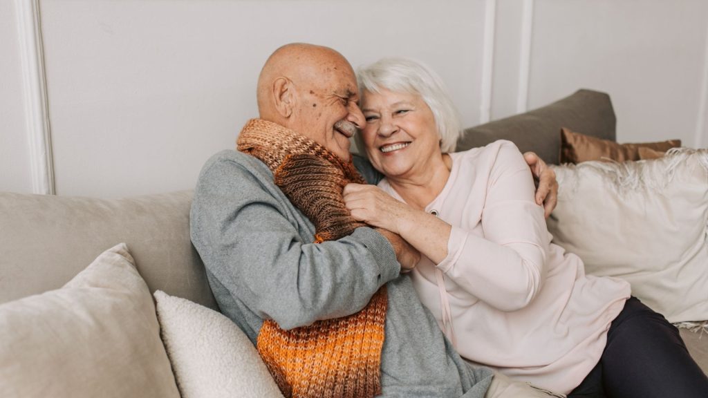 Vieux couple heureux sur un canapé